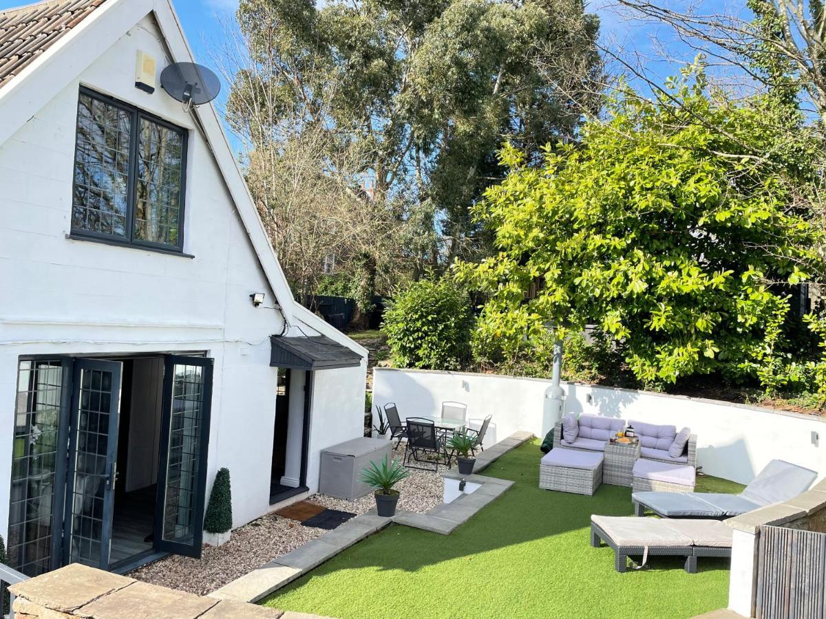 2 Bedroom Cosy Cottage With Hot Tub In Hambrook Close To Bristol City Centre Exterior photo