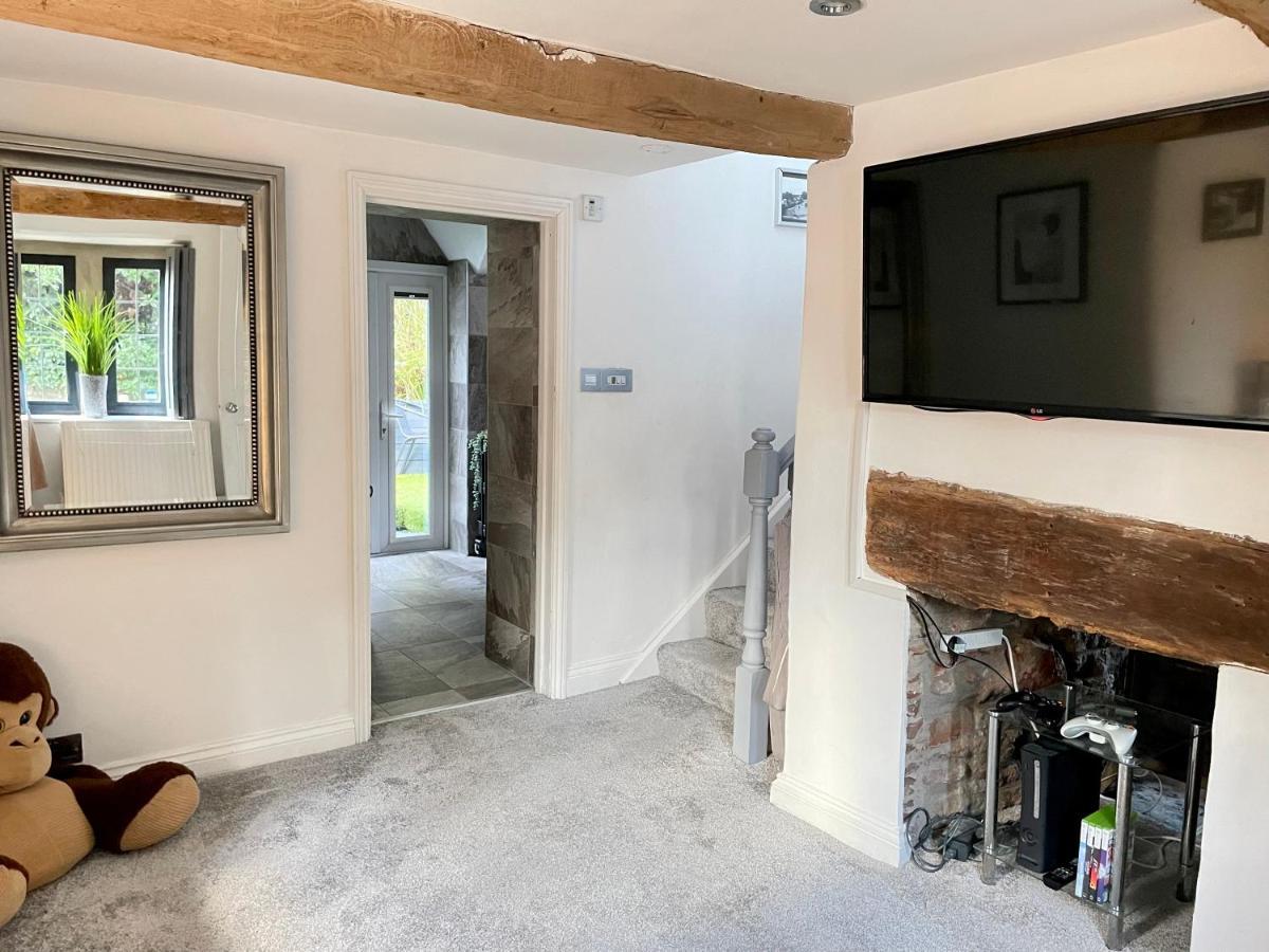 2 Bedroom Cosy Cottage With Hot Tub In Hambrook Close To Bristol City Centre Exterior photo
