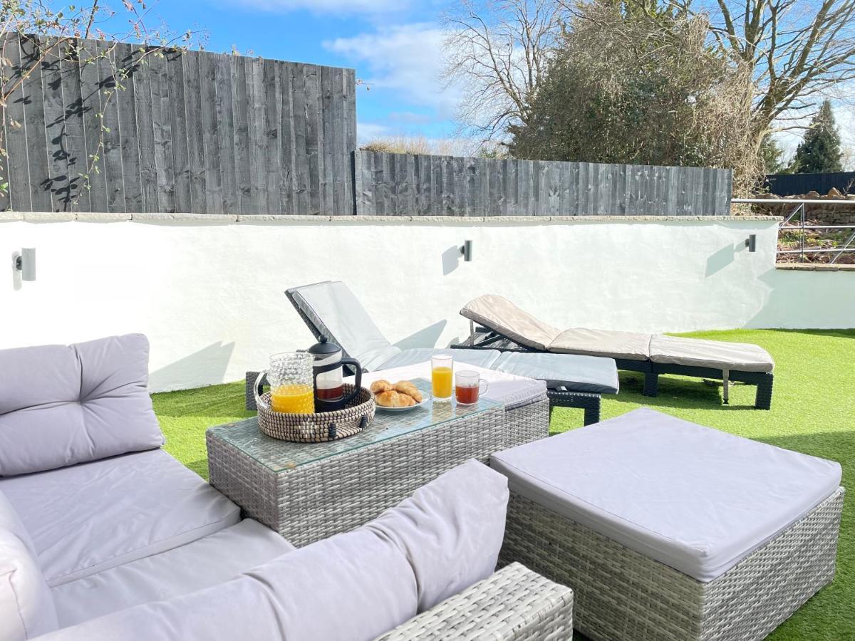 2 Bedroom Cosy Cottage With Hot Tub In Hambrook Close To Bristol City Centre Exterior photo