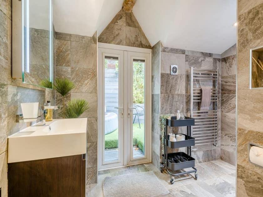 2 Bedroom Cosy Cottage With Hot Tub In Hambrook Close To Bristol City Centre Exterior photo
