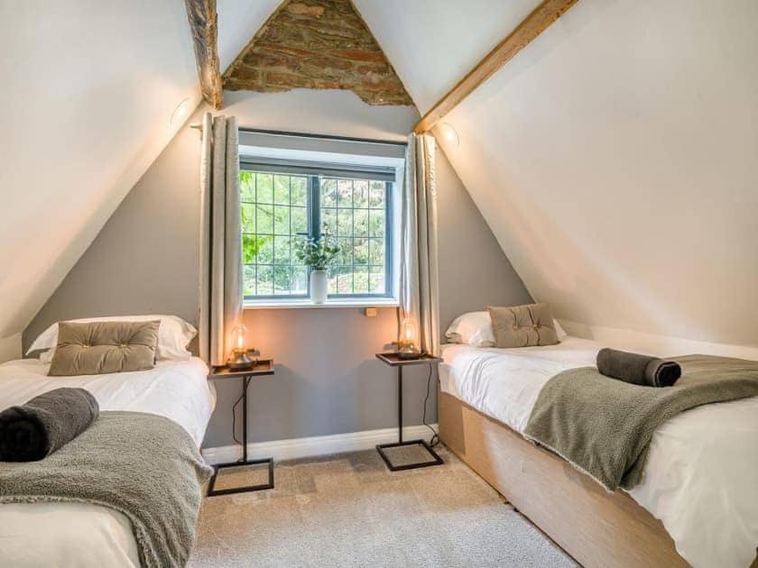 2 Bedroom Cosy Cottage With Hot Tub In Hambrook Close To Bristol City Centre Exterior photo