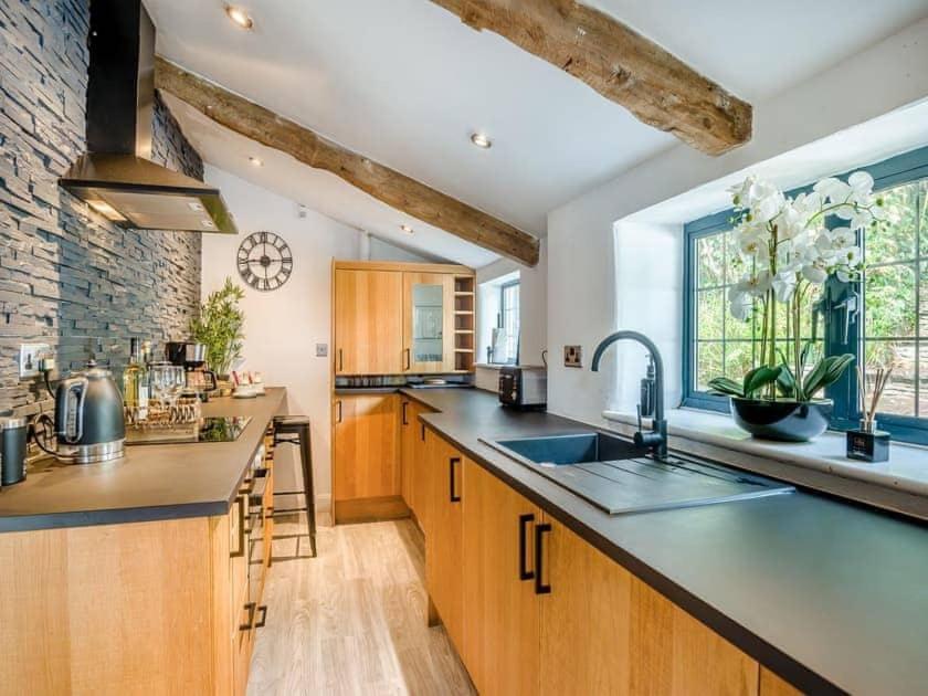 2 Bedroom Cosy Cottage With Hot Tub In Hambrook Close To Bristol City Centre Exterior photo