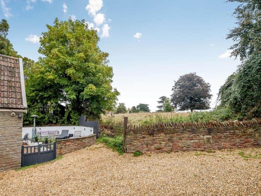 2 Bedroom Cosy Cottage With Hot Tub In Hambrook Close To Bristol City Centre Exterior photo